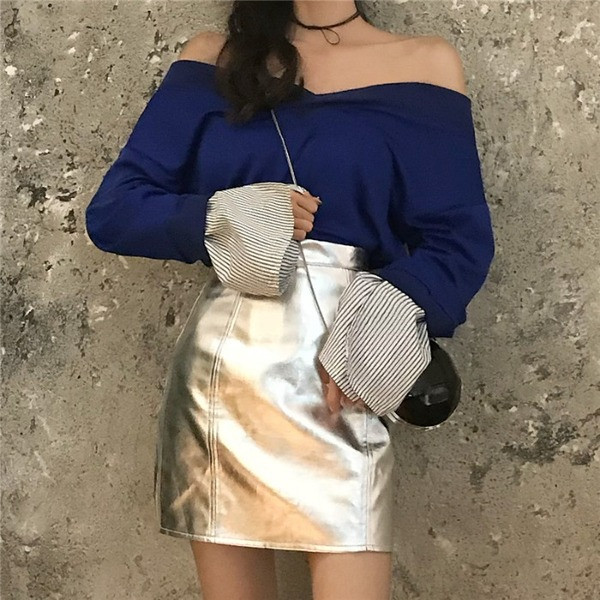 Γυναικείο πουλόβερ με λαιμόκοψη σε μπλε και μαύρο χρώμα