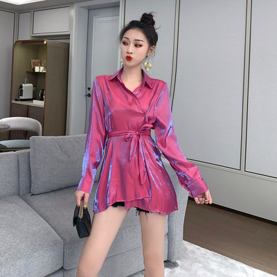 Μακρύ γυναικείο πουκάμισο σε ροζ και μπλε χρώμα με γυαλιστερό αποτέλεσμα