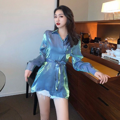 Μακρύ γυναικείο πουκάμισο σε ροζ και μπλε χρώμα με γυαλιστερό αποτέλεσμα