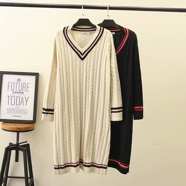 Καθημερινό γυναικείο μακρύ πλεκτό φόρεμα με μακρύ μανίκι σε λευκό και μαύρο χρώμα