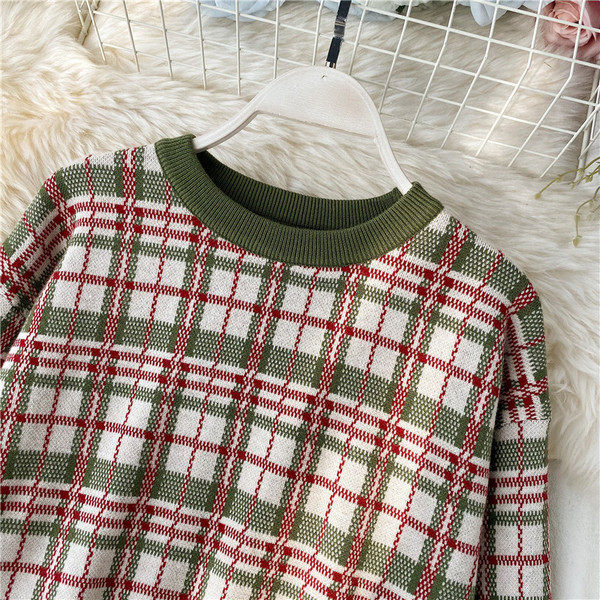 Γυναικείο καρό  πουλόβερ με ωοειδές λαιμόκοψη σε πράσινο χρώμα