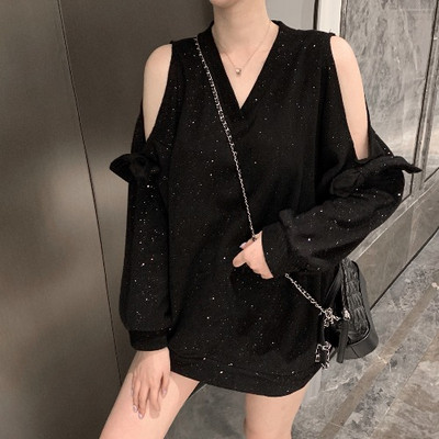 Μακρύ και φαρδύ γυναικείο πουλόβερ με γυμνά ώμους και κομψό αποτέλεσμα