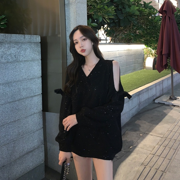 Μακρύ και φαρδύ γυναικείο πουλόβερ με γυμνά ώμους και κομψό αποτέλεσμα