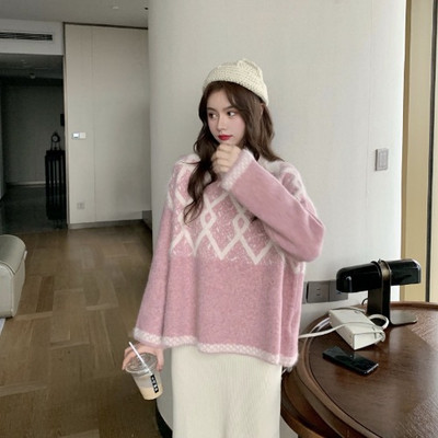 Φαρδύ μοντέλο γυναικείο πουλόβερ με οβάλ ντεκολτέ σε ροζ χρώμα