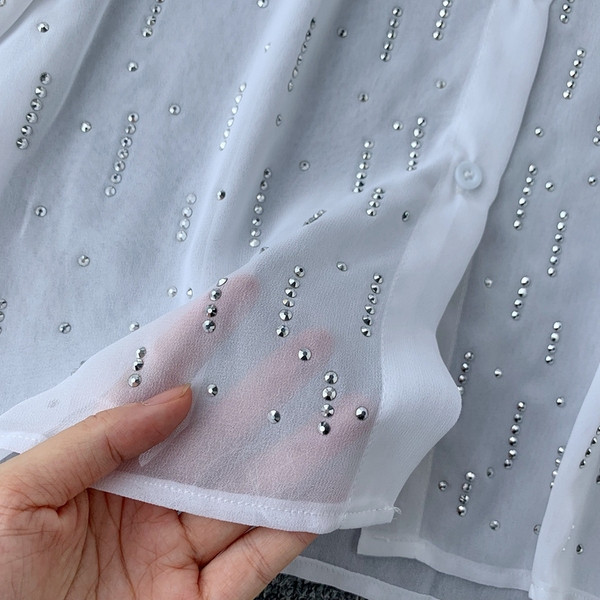 Női alkalmi ing fehér és fekete színben gombokkal és klasszikus gallérral