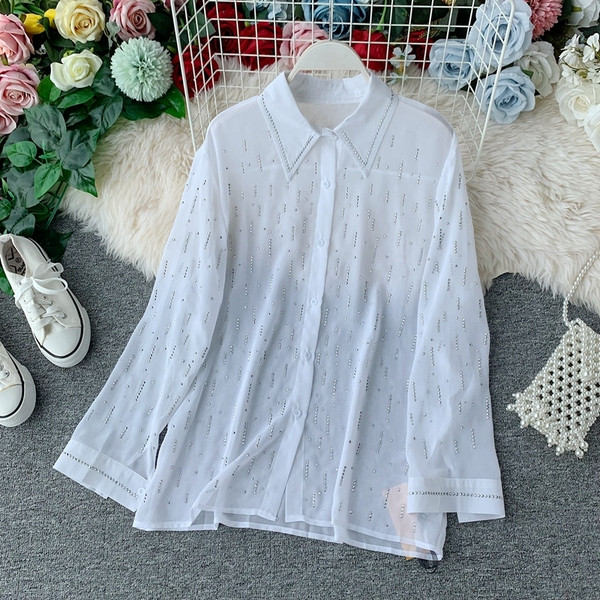 Női alkalmi ing fehér és fekete színben gombokkal és klasszikus gallérral