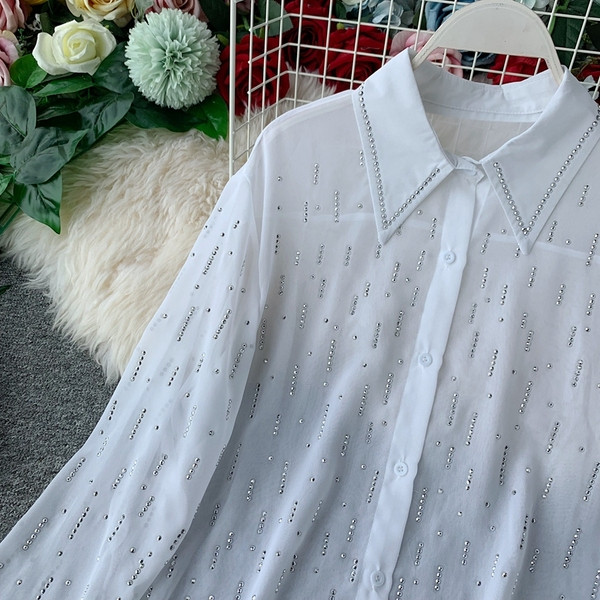 Női alkalmi ing fehér és fekete színben gombokkal és klasszikus gallérral