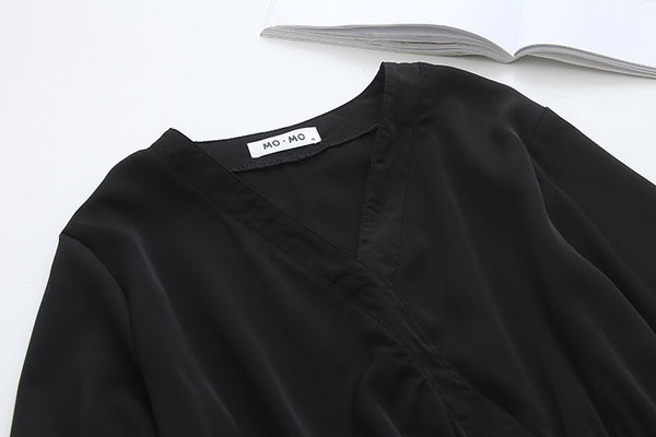 Rochie scurtă casual de damă, cu mâneci lungi și decolteu adânc, în negru