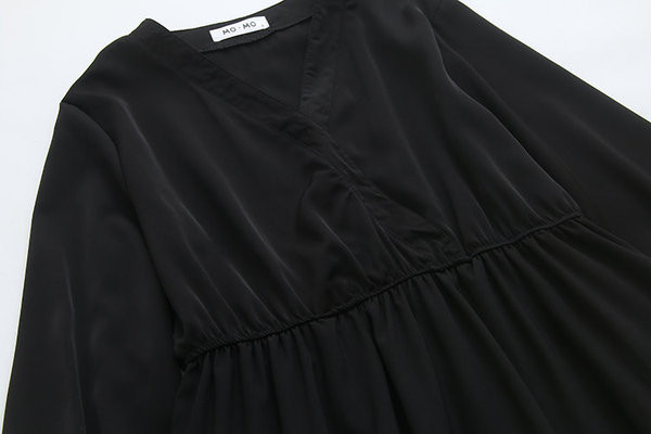 Rochie scurtă casual de damă, cu mâneci lungi și decolteu adânc, în negru