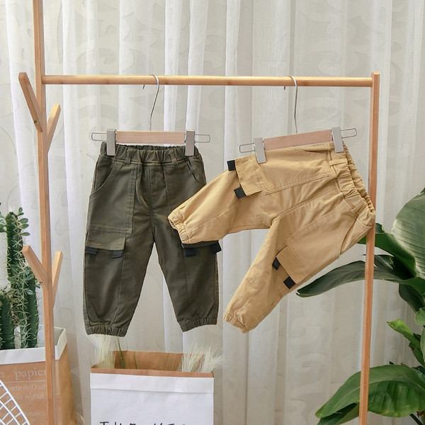 Gyermek sportnadrág zöld és barna zsebekkel