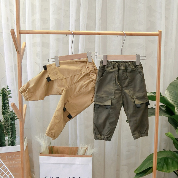 Gyermek sportnadrág zöld és barna zsebekkel