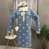 Stílusos női ruha szalaggal, több színű pöttyökkel