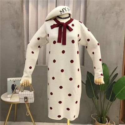 Stílusos női ruha szalaggal, több színű pöttyökkel