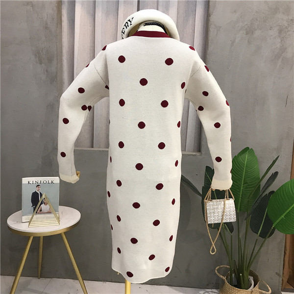 Stílusos női ruha szalaggal, több színű pöttyökkel