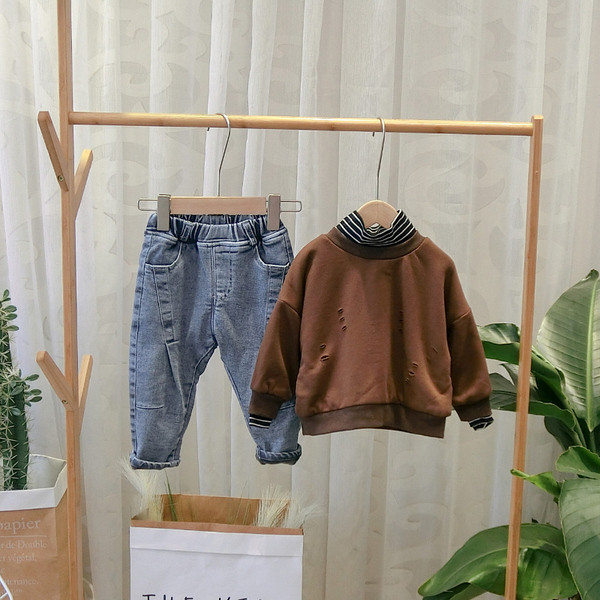 Bluza moderna pentru copii cu motive rupte si aplicatie in maro si galben