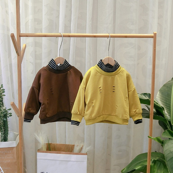 Bluza moderna pentru copii cu motive rupte si aplicatie in maro si galben