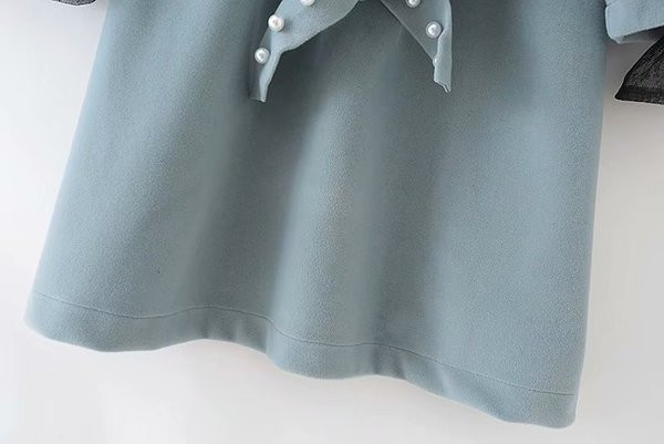 Rochie scurtă de damă modernă, cu mâneci lungi și decolteu O în culoarea verde