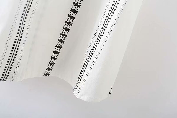 Alkalmi női rövid ruha rövid ujjal és csupasz vállú fehér színben