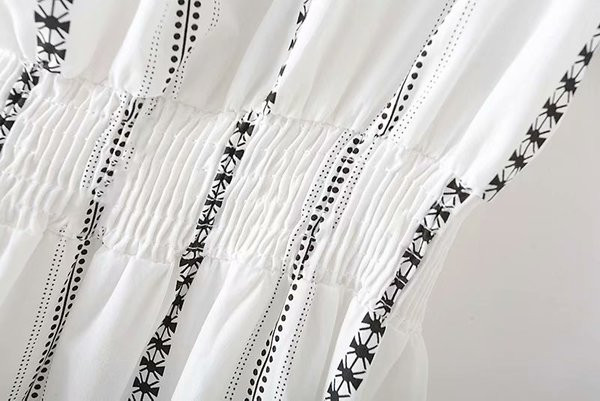 Alkalmi női rövid ruha rövid ujjal és csupasz vállú fehér színben