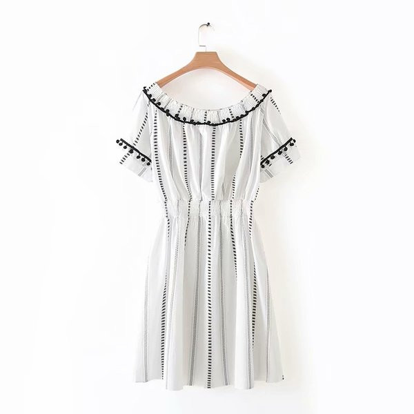 Alkalmi női rövid ruha rövid ujjal és csupasz vállú fehér színben