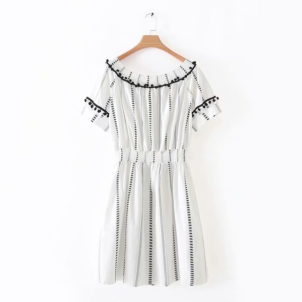 Alkalmi női rövid ruha rövid ujjal és csupasz vállú fehér színben