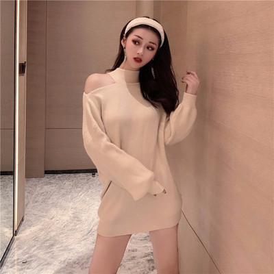 Μακρύ και φαρδύ πουλόβερ με γυμνό ώμο σε μπεζ και μαύρο χρώμα