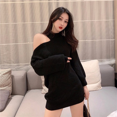 Μακρύ και φαρδύ πουλόβερ με γυμνό ώμο σε μπεζ και μαύρο χρώμα