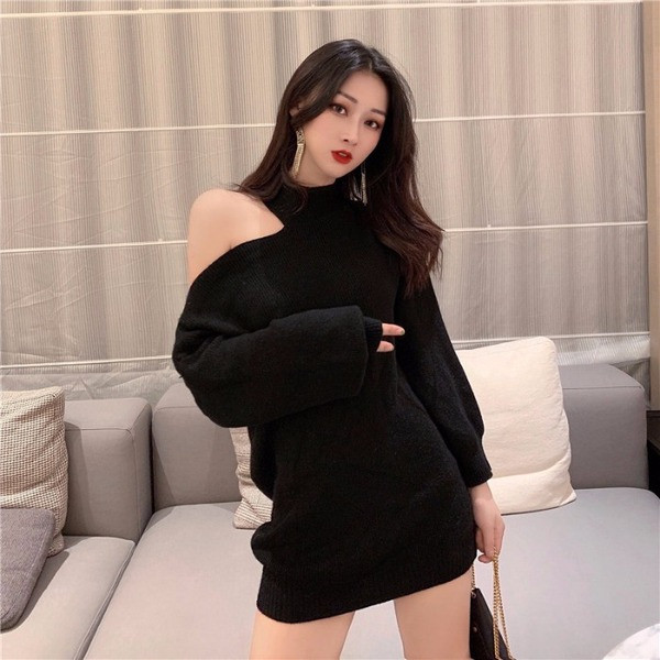 Μακρύ και φαρδύ πουλόβερ με γυμνό ώμο σε μπεζ και μαύρο χρώμα