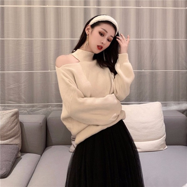 Μακρύ και φαρδύ πουλόβερ με γυμνό ώμο σε μπεζ και μαύρο χρώμα