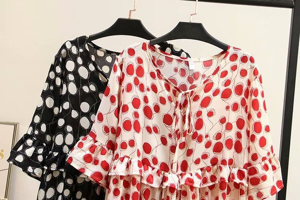 Μοντέρνο φαρδύ γυναικείο φόρεμα με κοντά μανίκια και κορδόνια σε μαύρο και κόκκινο χρώμα