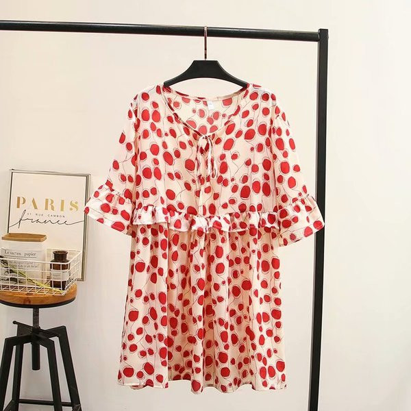 Μοντέρνο φαρδύ γυναικείο φόρεμα με κοντά μανίκια και κορδόνια σε μαύρο και κόκκινο χρώμα