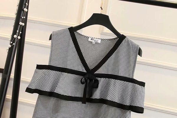 Casual Γυναικείο κοντό φόρεμα με φαρδιές λωρίδες και βαθύ λαιμόκοψη σε μαύρο χρώμα