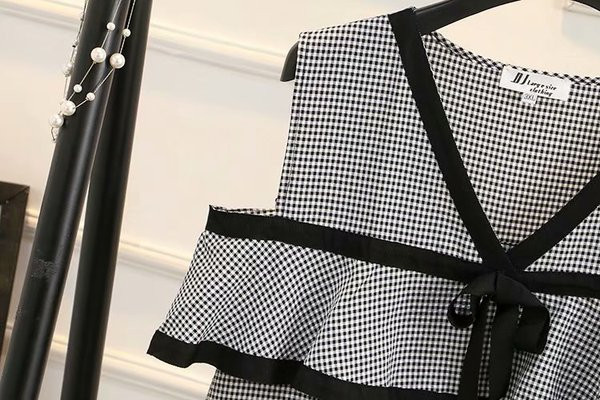 Casual Γυναικείο κοντό φόρεμα με φαρδιές λωρίδες και βαθύ λαιμόκοψη σε μαύρο χρώμα