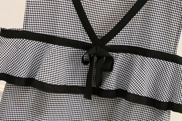 Casual Γυναικείο κοντό φόρεμα με φαρδιές λωρίδες και βαθύ λαιμόκοψη σε μαύρο χρώμα