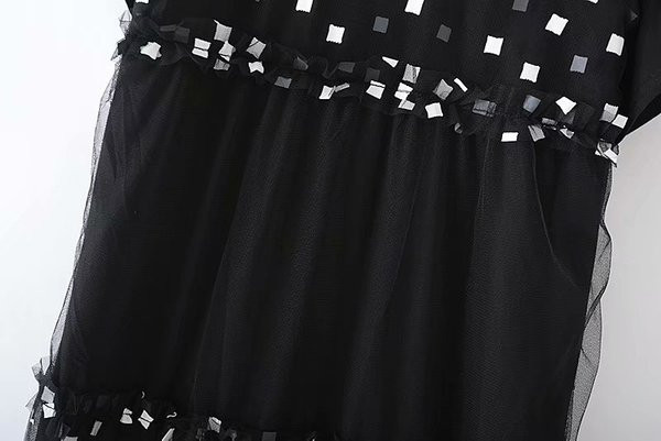 Κομψό μακρύ γυναικείο φόρεμα  με κοντά μανίκια και τούλι σε μαύρο χρώμα