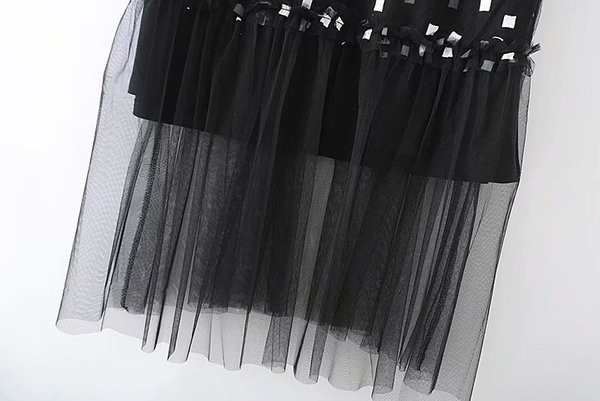 Κομψό μακρύ γυναικείο φόρεμα  με κοντά μανίκια και τούλι σε μαύρο χρώμα