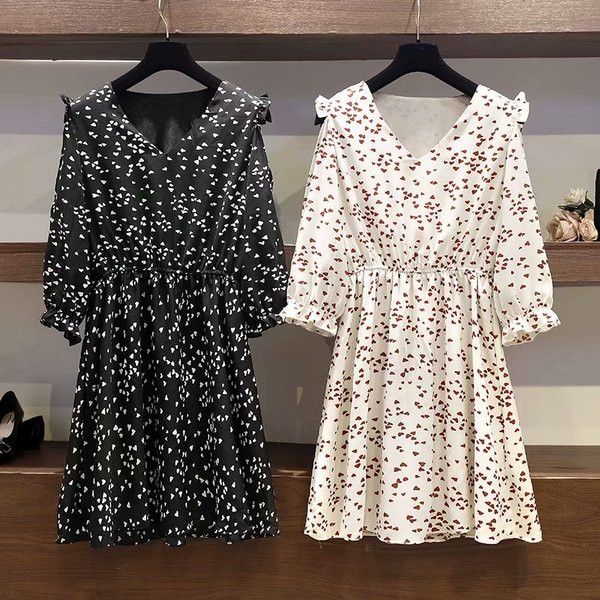 Modern női rövid ruha 3/4 ujjal, fehér és fekete színben