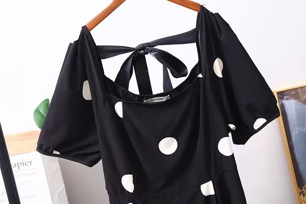 Alkalmi női rövid ruha O-nyakkal, fekete színben