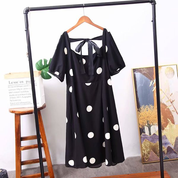 Alkalmi női rövid ruha O-nyakkal, fekete színben