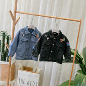 Új modell gyerek farmer dzseki zsebekkel és kék és fekete hímzéssel