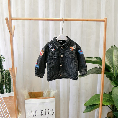 Új modell gyerek farmer dzseki zsebekkel és kék és fekete hímzéssel