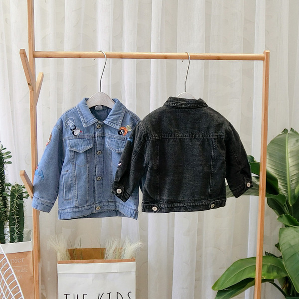 Új modell gyerek farmer dzseki zsebekkel és kék és fekete hímzéssel