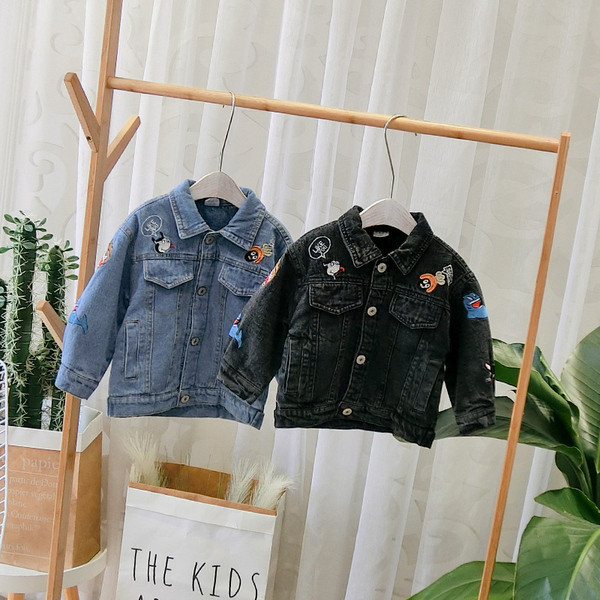 Új modell gyerek farmer dzseki zsebekkel és kék és fekete hímzéssel