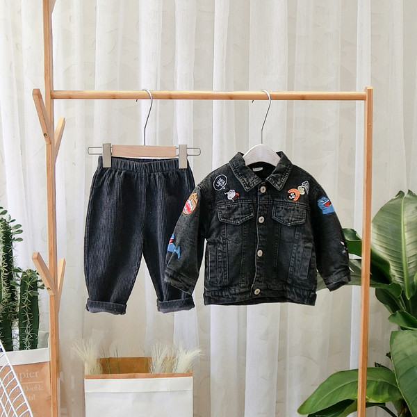 Új modell gyerek farmer dzseki zsebekkel és kék és fekete hímzéssel