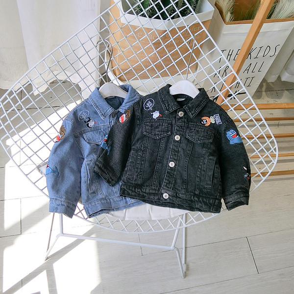 Új modell gyerek farmer dzseki zsebekkel és kék és fekete hímzéssel