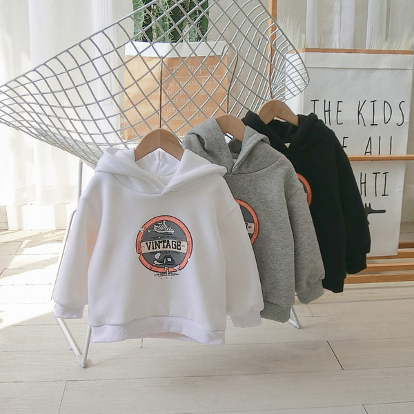 Casual παιδικό φούτερ με εκτύπωση και κουκούλα σε λευκό, γκρι και μαύρο χρώμα