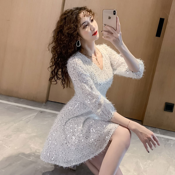 Rochie de dama eleganta cu maneci 3/4 si paiete de culoare argintie