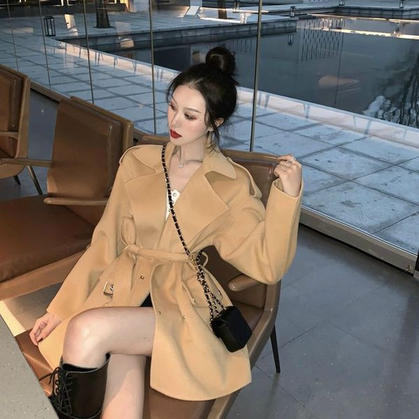 Μακρύ κομψό γυναικείο παλτό σε μπεζ και μαύρο χρώμα