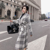 Hosszú, elegáns kockás kabát fehér és fekete színben