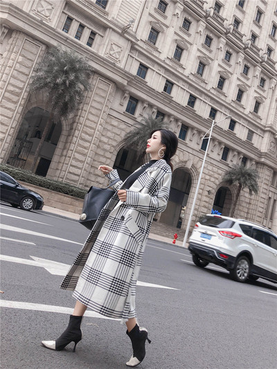 Hosszú, elegáns kockás kabát fehér és fekete színben